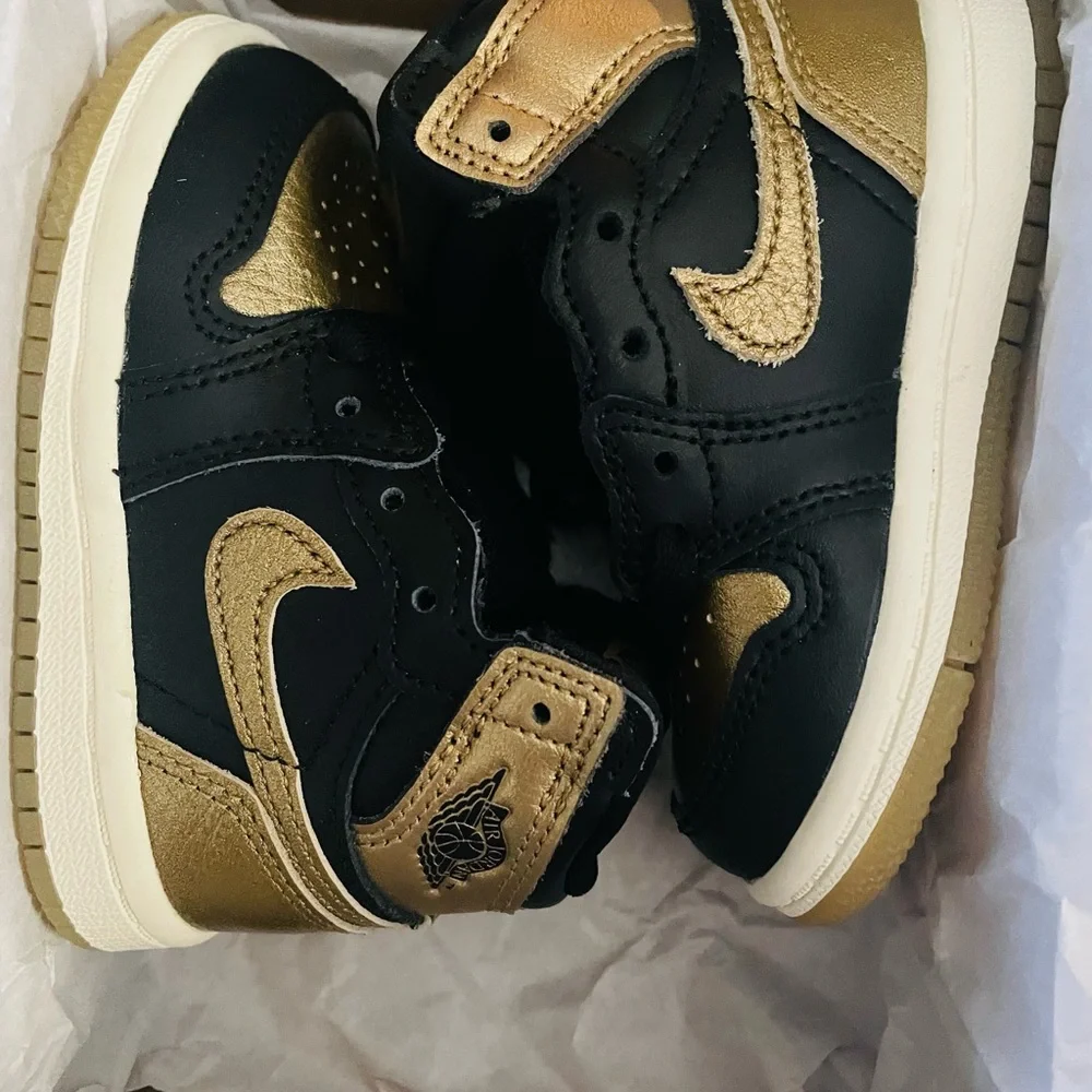 JORDAN 1 RETRO HIGH OG (TD) 5c
BLACK/METALLIC GOLD-SAIL
NOIR/VOILE/OR METALLIQUE - Picture 7 of 8